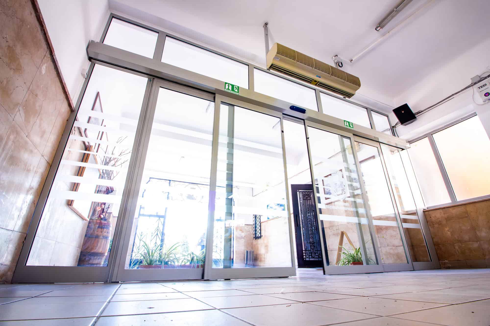 Uși automate KADRA pentru Hala Centrală Ploiești: acces elegant, sigur și rapid