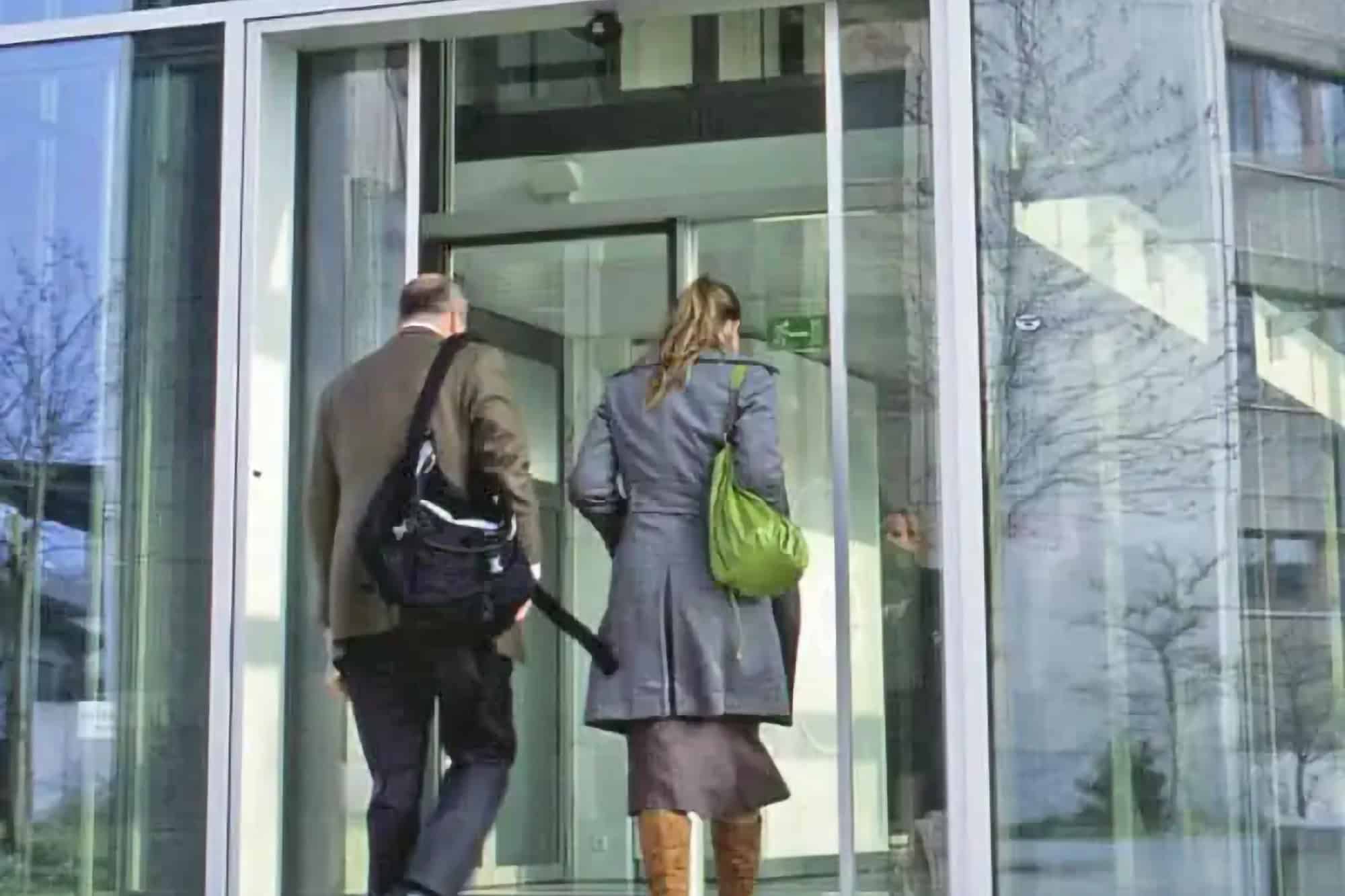 Automatizarea ușii de acces înseamnă siguranță pentru clienții și angajații tăi