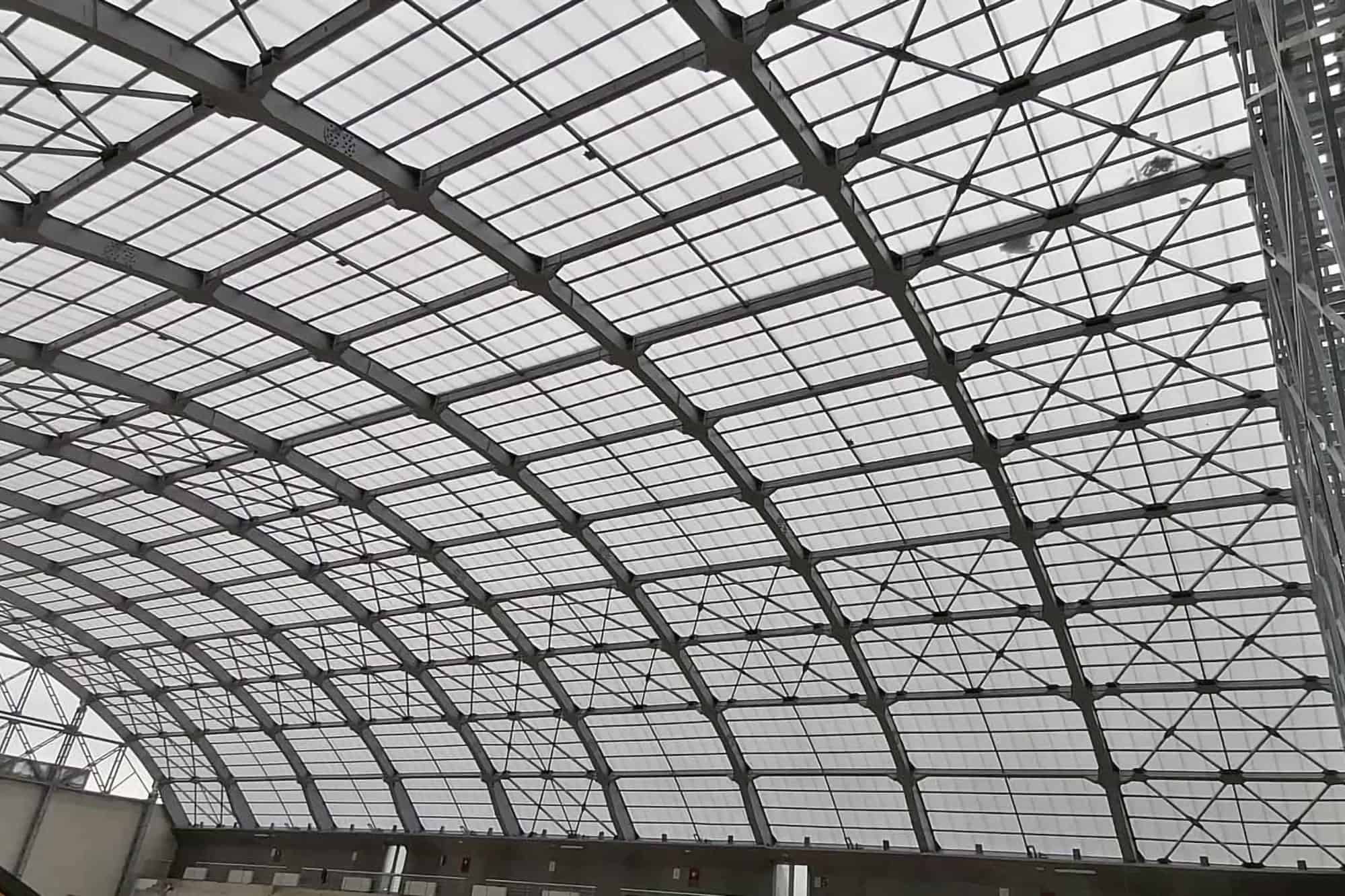 Policarbonatul modular, material versatil și rezistent care aduce lumina în interior