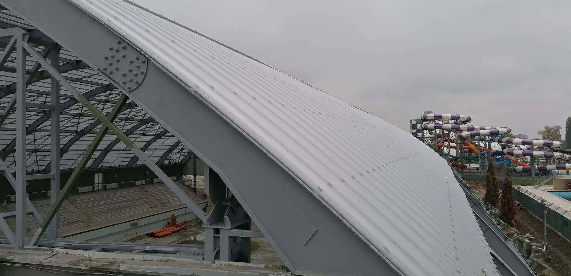 Policarbonatul modular, material versatil și rezistent care aduce lumina în interior