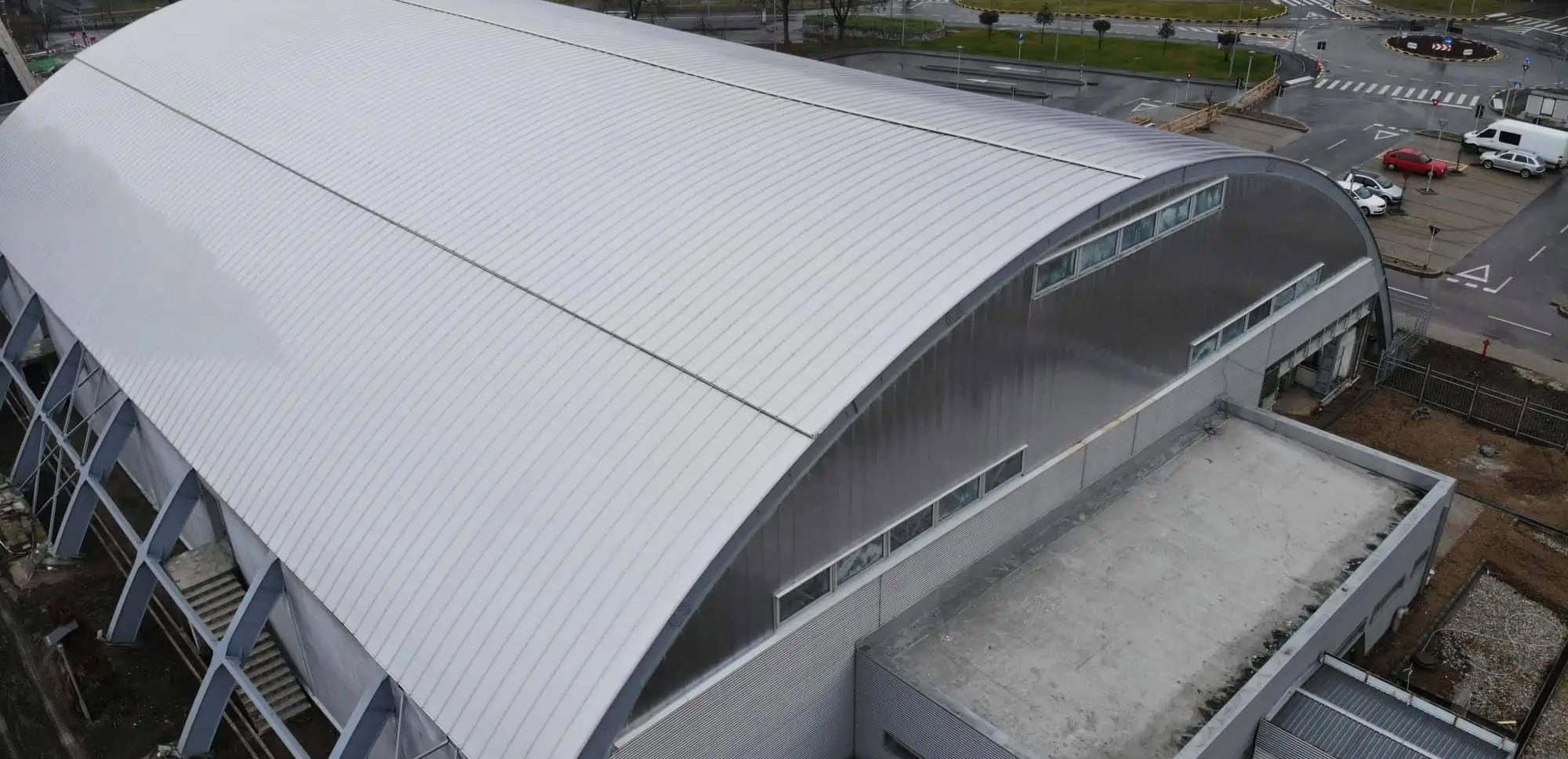 Policarbonatul modular, material versatil și rezistent care aduce lumina în interior