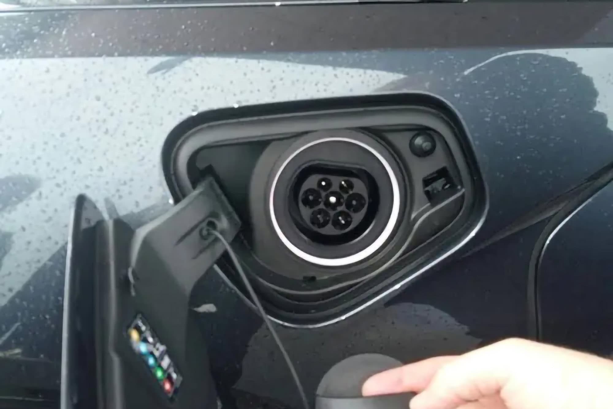 KADRA lansează stații de încărcare rapidă pentru vehicule electrice
