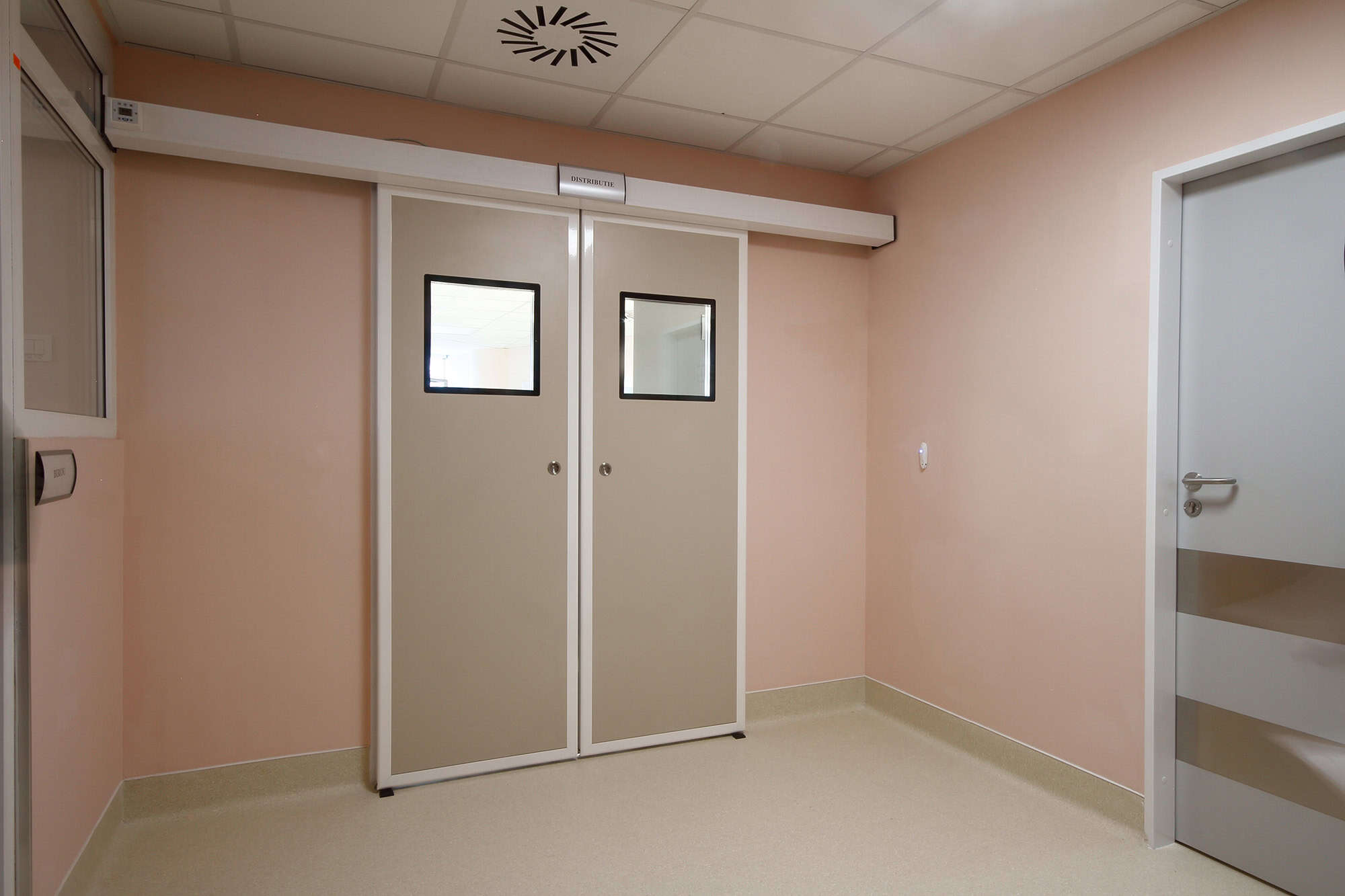 Soluțiile de uși salon KADRA contribuie la prevenirea răspândirii infecțiilor din spitale