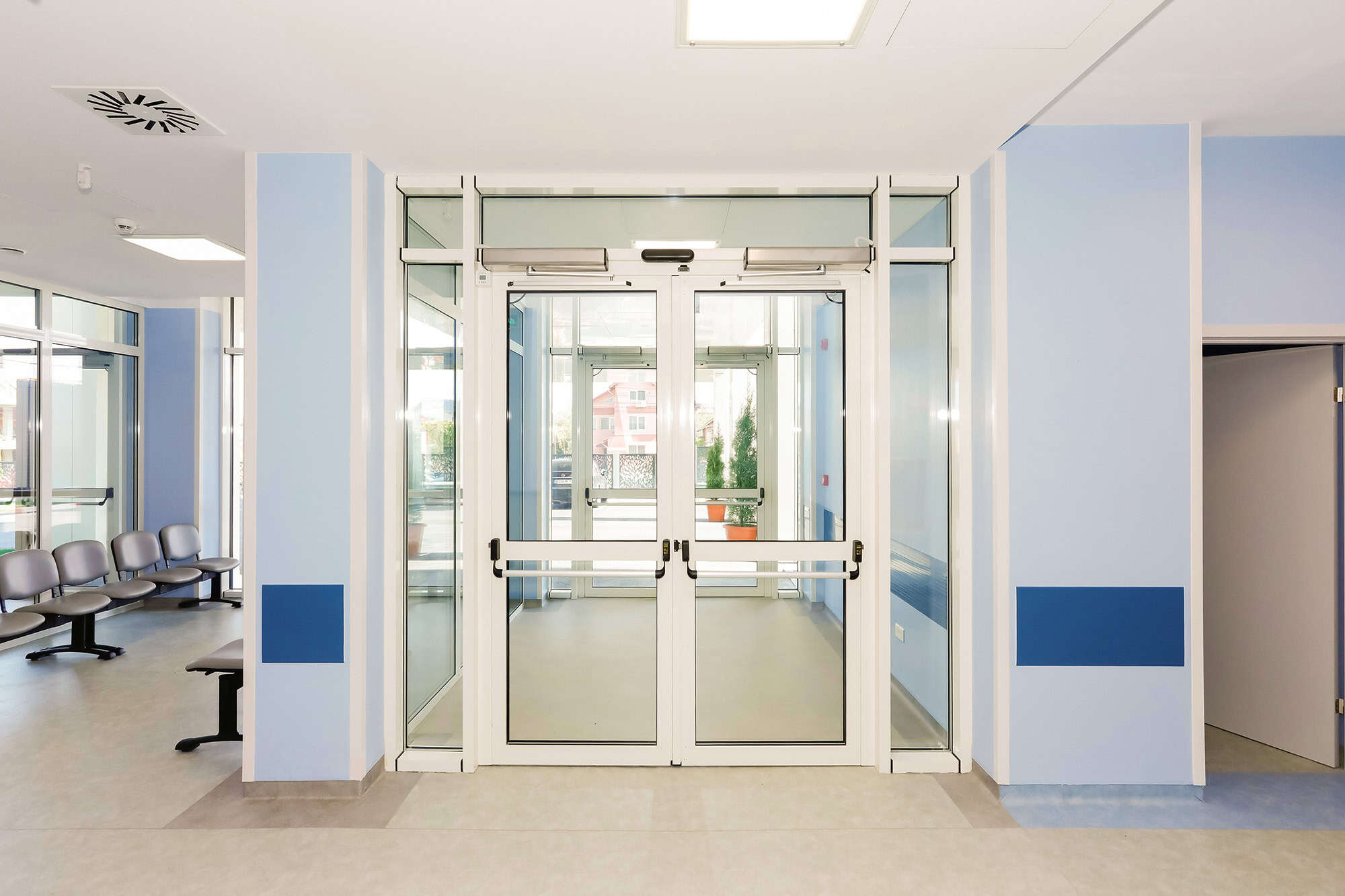 Uși automate cu design special pentru un spital primitor
