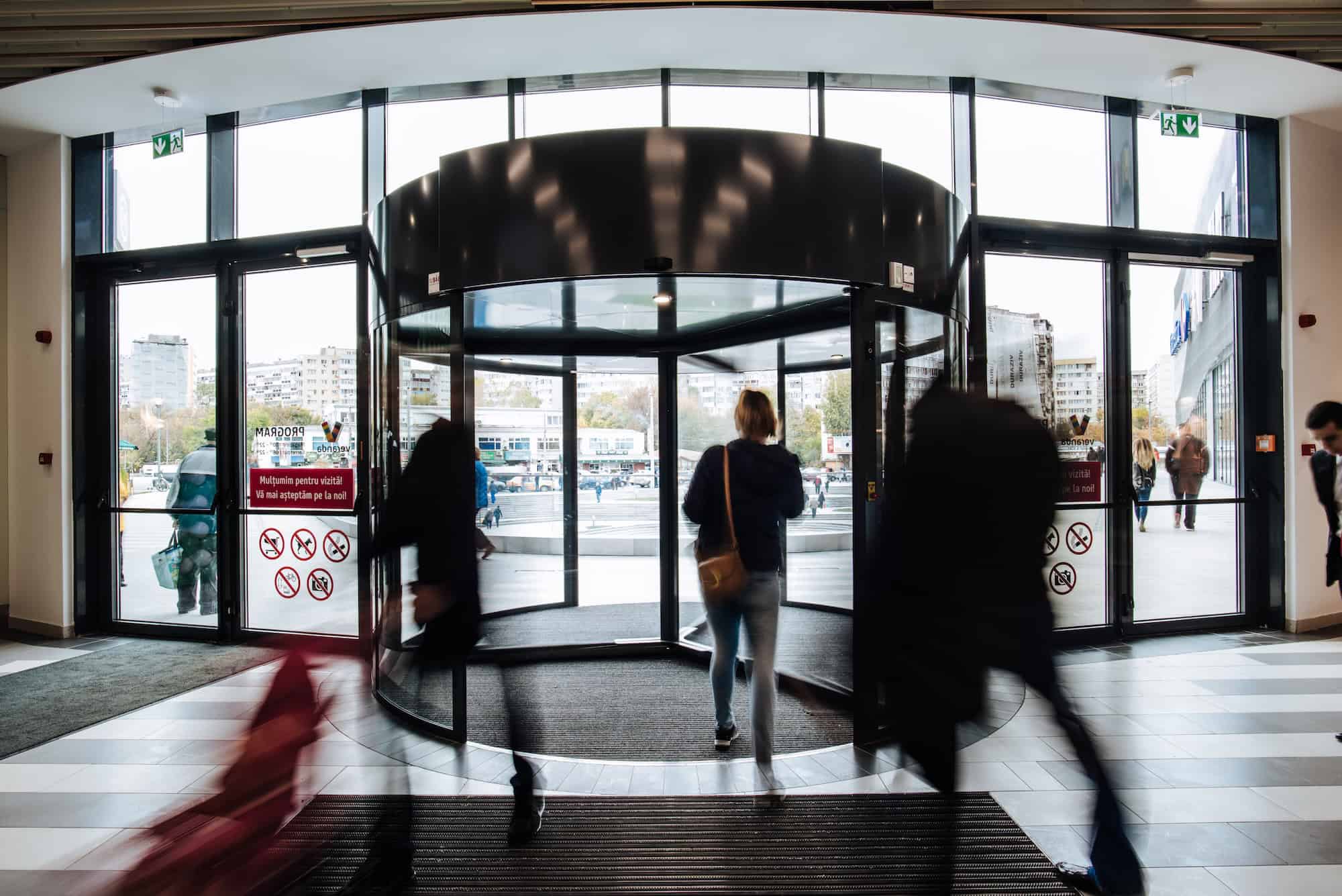 Uși rotative automate la Veranda Mall